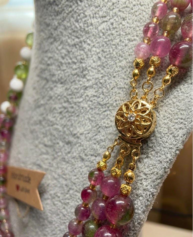 Collana girocollo multifilo con pietre naturali.