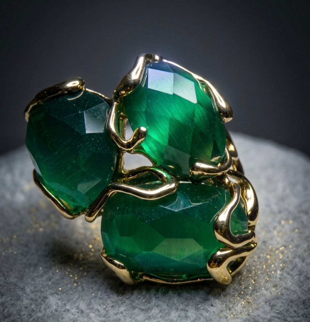 Anello in bronzo dorato regolabile verde.