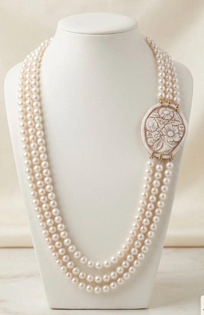 Collana multifilo in perle e cameo floreale in conchiglia.