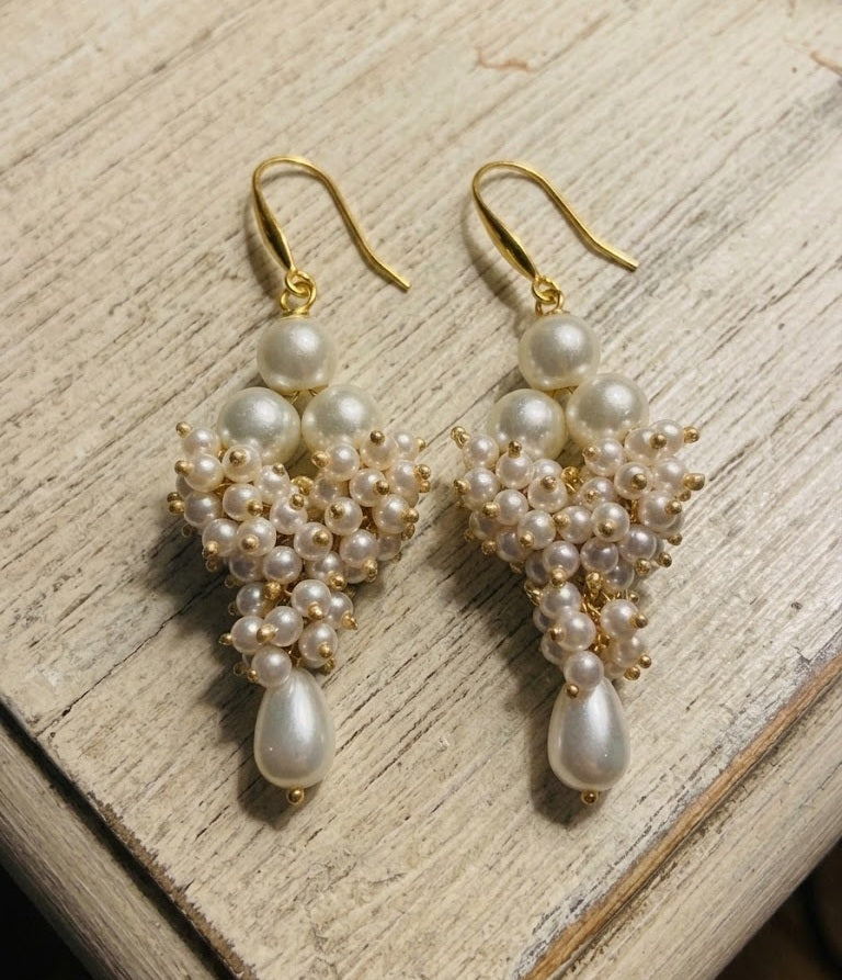 Orecchini Pendenti Grappolo con Perle Coltivate e Finiture Dorate | Handmade Italia