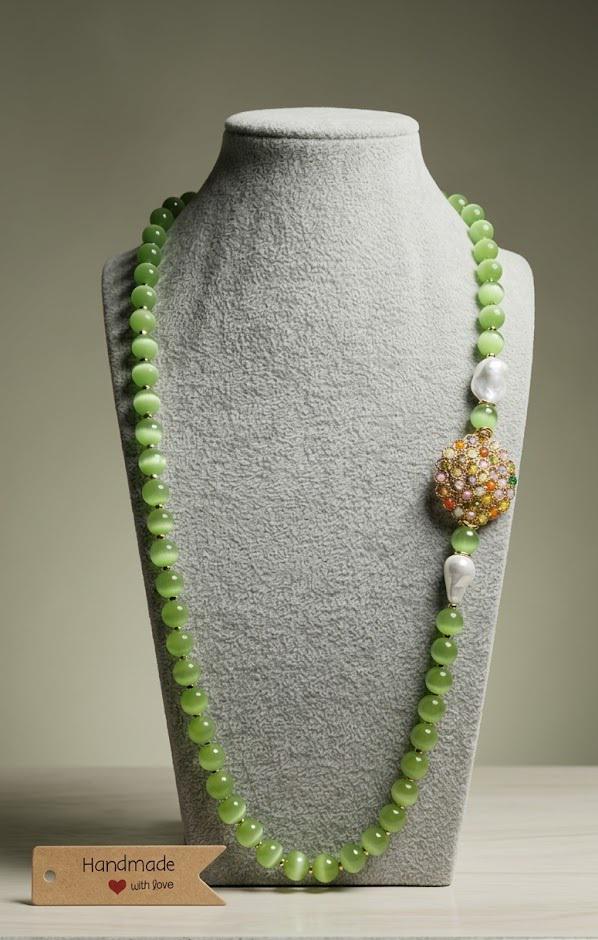 Collana lunga con occhi di gatto ed elemento multicolore.
