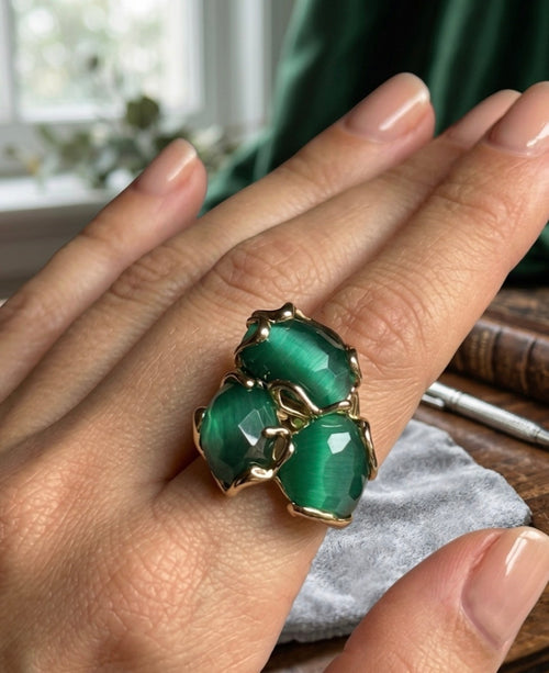 Anello in bronzo dorato regolabile verde.