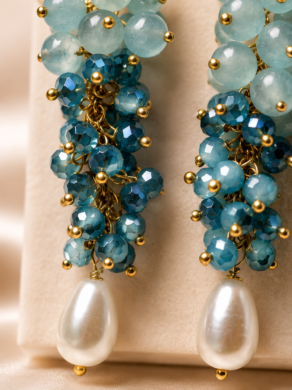 Orecchini a Grappolo Cristalli Azzurri Sfaccettati e Acquamarina – Handmade