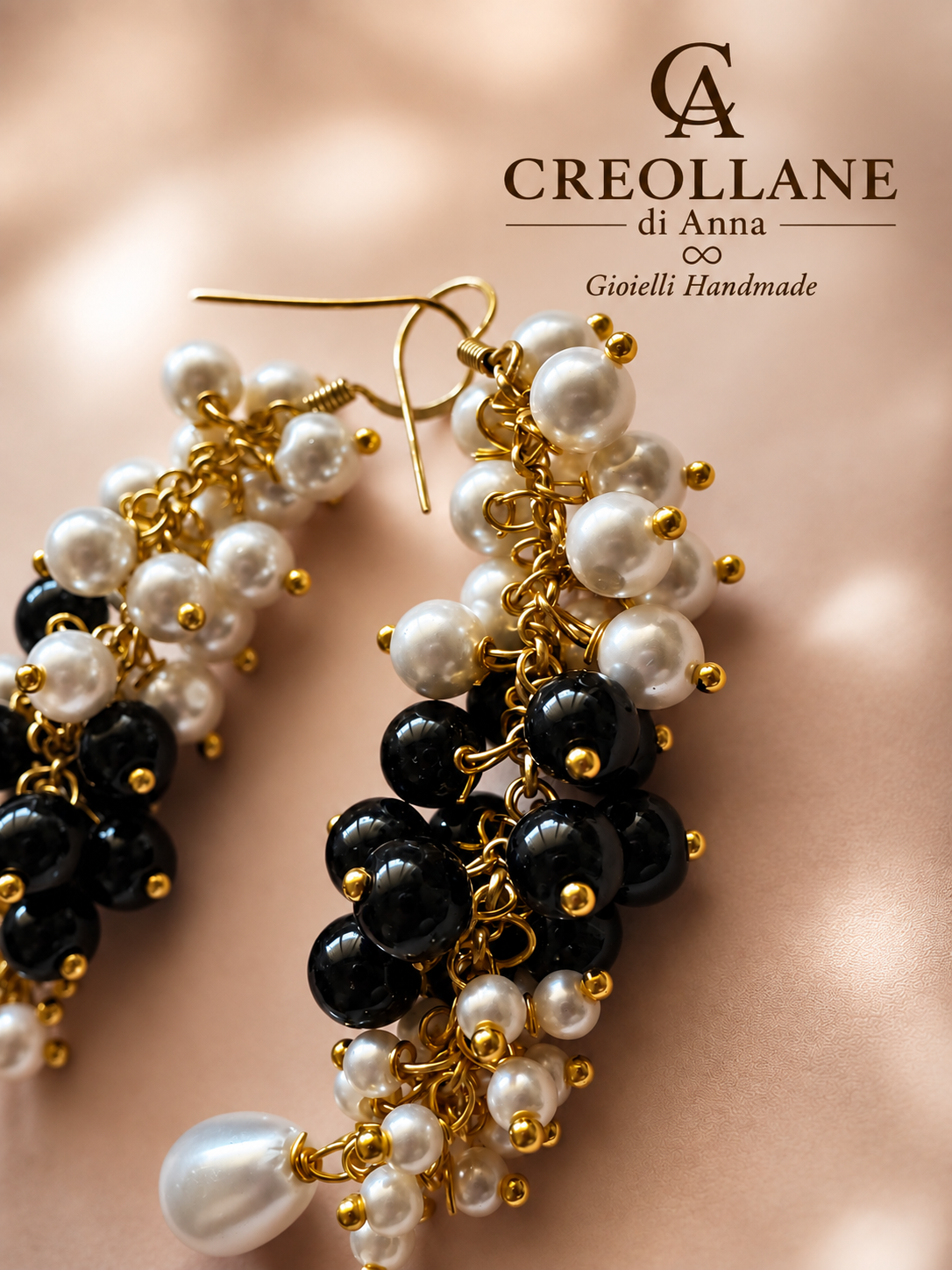 Orecchini pendenti a grappolo con onice nero e perle di Maiorca | Made in Italy