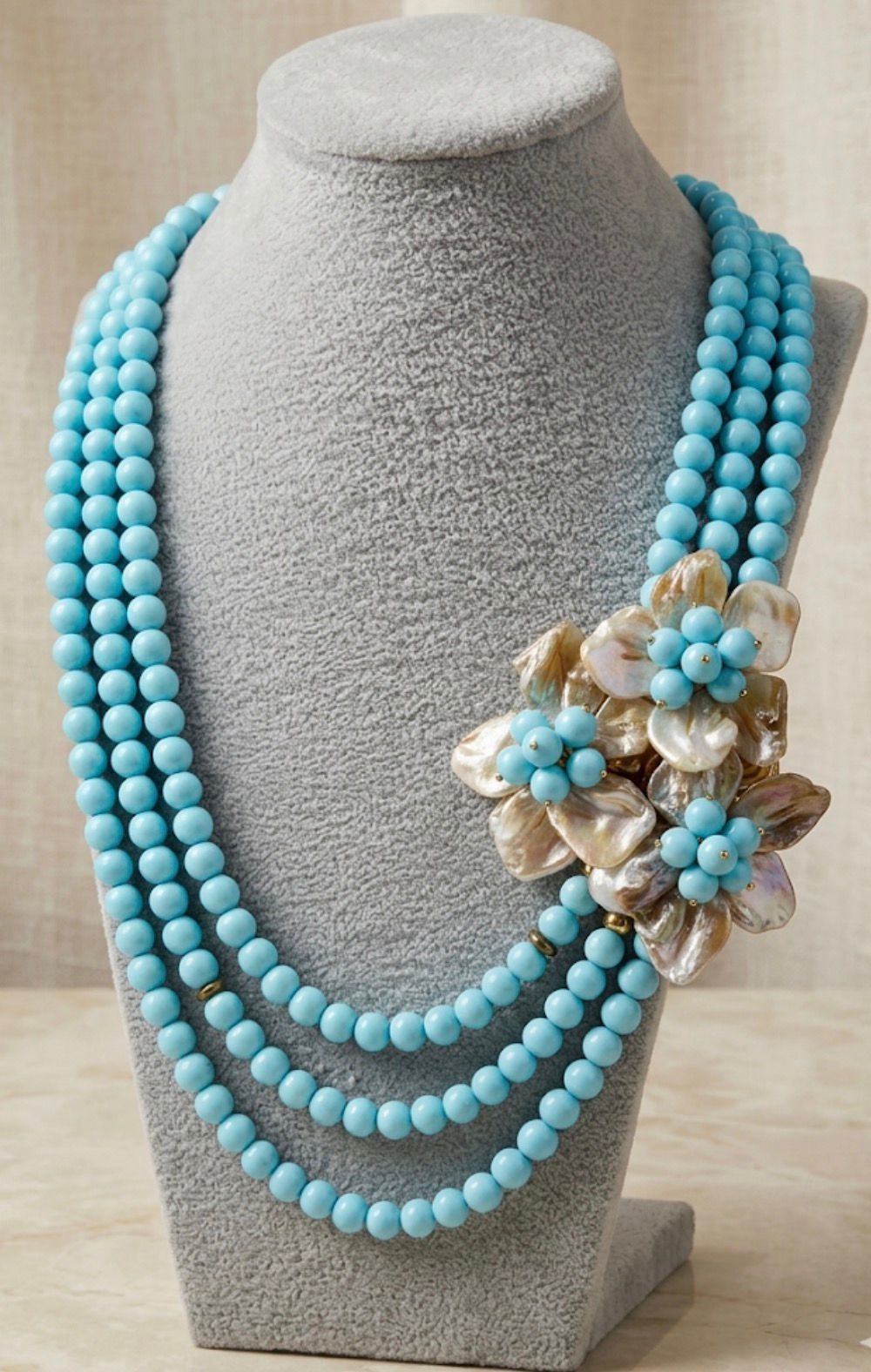 Collana girocollo con pietre multifilo.