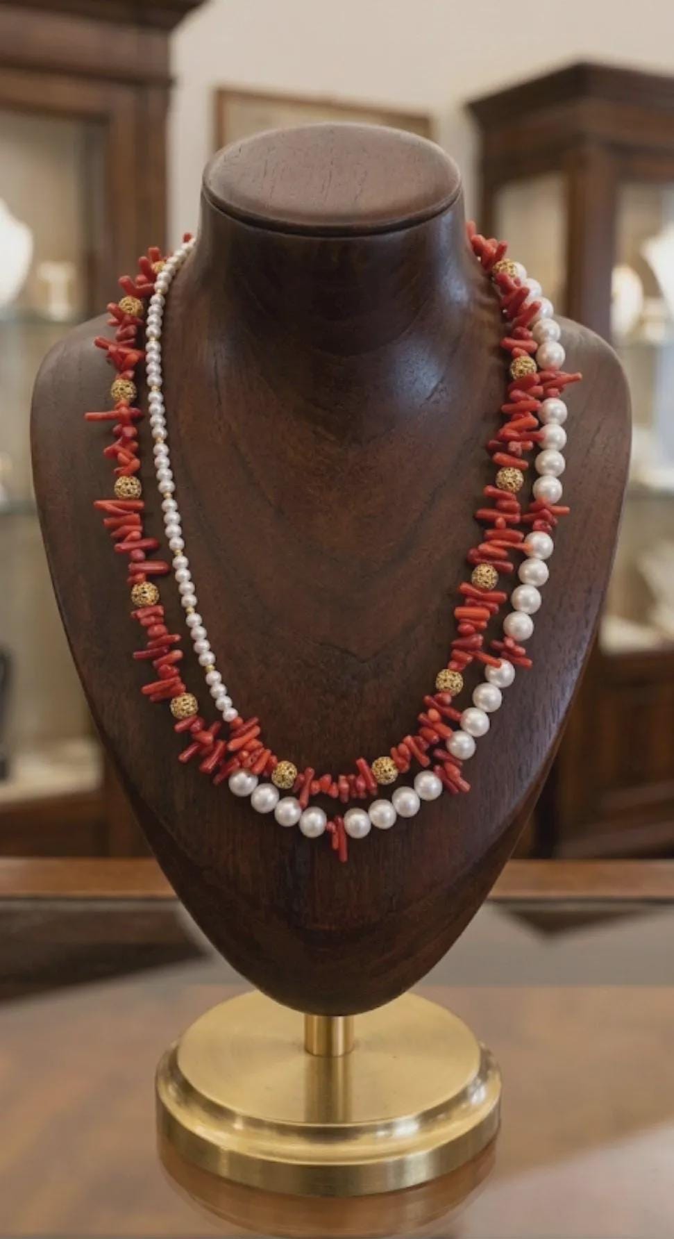 Collana multifilo in perle e corallo bambù.