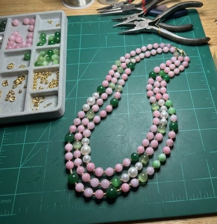 Collana Collana girocollo tre fili – giadeite rosa, occhio di gatto e crisoprasio verde e perle di maiorca – Handmade - Handmade Made in Italy