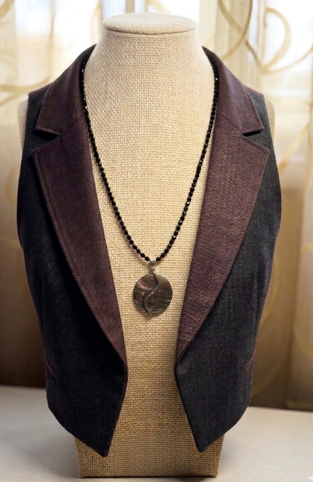 Collane Collana girocollo in calcedonio e ciondolo in conchiglia | Handmade Italia - Handmade Made in Italy