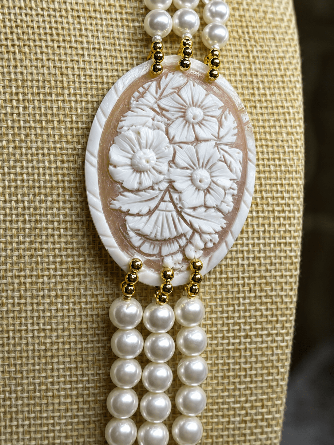 Collane Collana Multifilo Artigianale Handmade | Perle Maiorca Bianche 3 Fili e Cameo Floreale | Made in Italy - Handmade Made in Italy