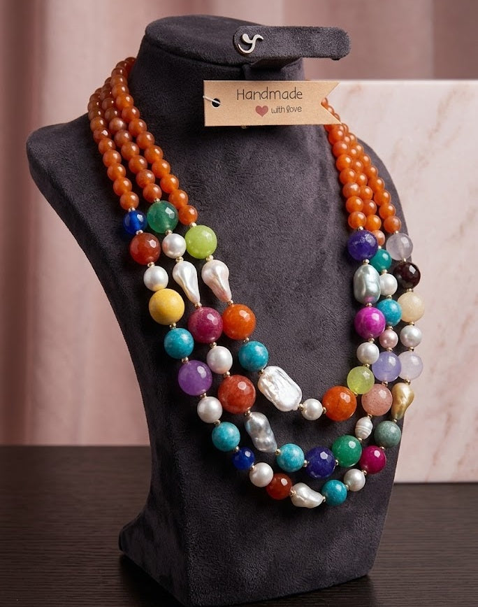 Collana girocollo multifilo in pietra naturale e perle.