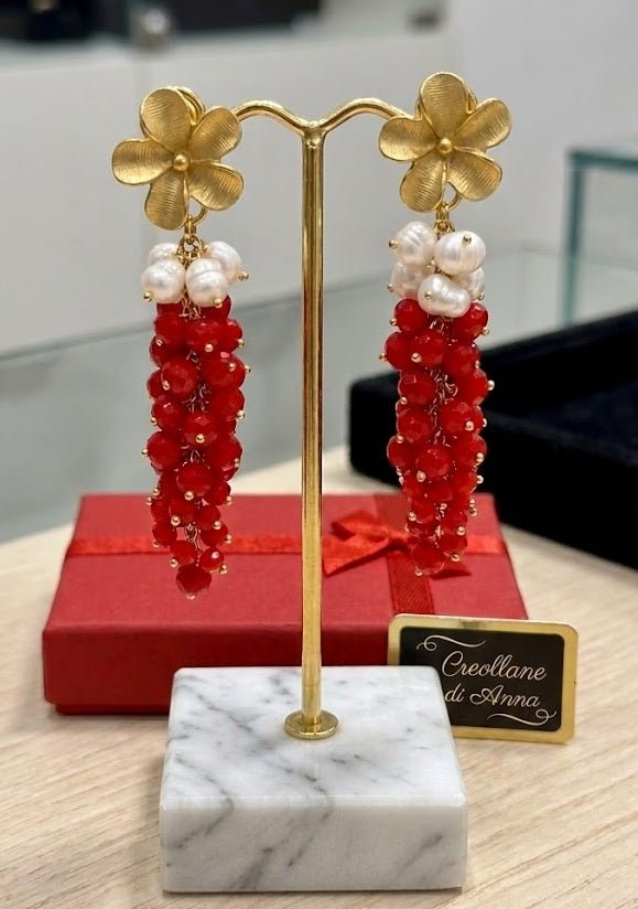 Orecchini Orecchini pendenti a perno in cristalli rossi e perle naturali | Handmade Italia - Handmade Made in Italy