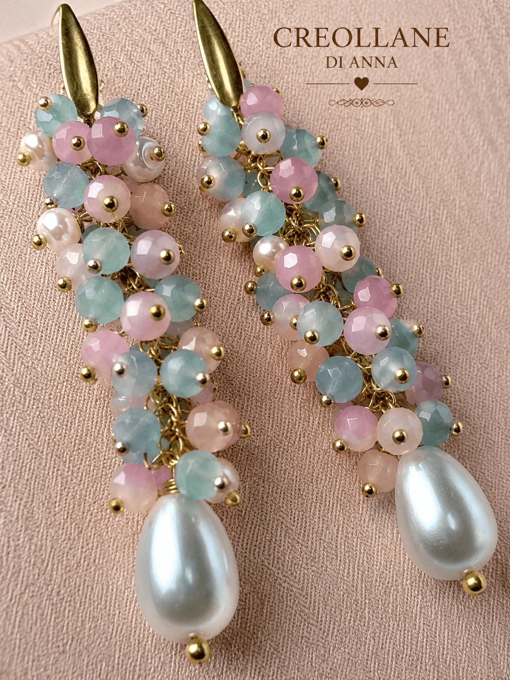 Orecchini Orecchini Pendenti Lunghi Artigianali Handmade | Cristalli Celesti, Rosa e Perle di Fiume con Dettagli Oro | Made in Italy - Handmade Made in Italy