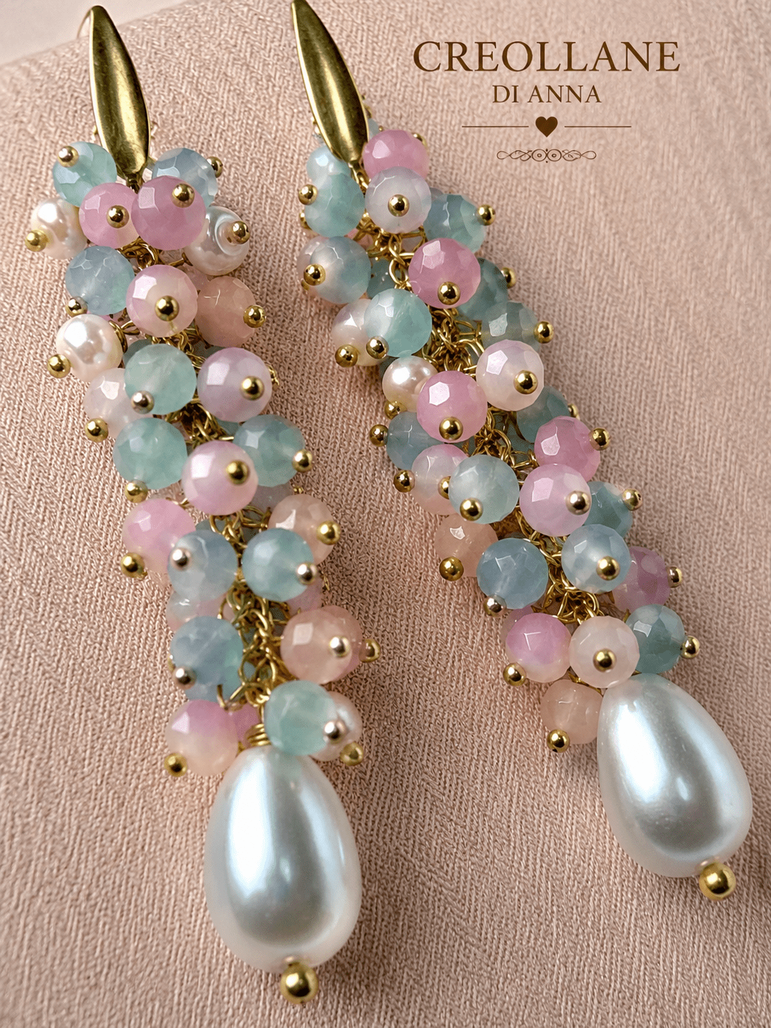 Orecchini Orecchini Pendenti Lunghi Artigianali Handmade | Cristalli Celesti, Rosa e Perle di Fiume con Dettagli Oro | Made in Italy - Handmade Made in Italy
