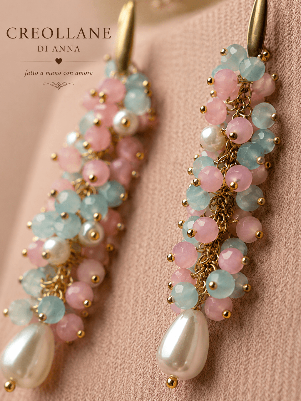 Orecchini Orecchini Pendenti Lunghi Artigianali Handmade | Cristalli Celesti, Rosa e Perle di Fiume con Dettagli Oro | Made in Italy - Handmade Made in Italy